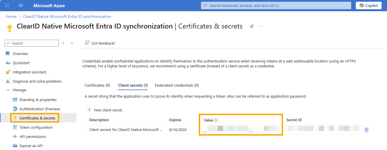 La página de Certificados y secretos del cliente de la aplicación empresarial en el portal web de Azure con el valor del secreto del cliente resaltado.