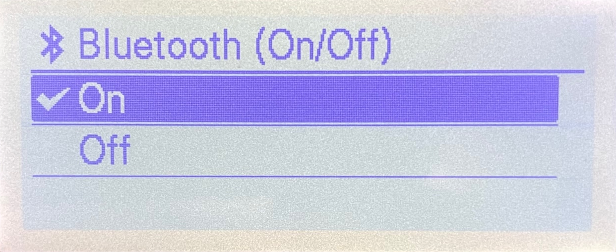 Pantalla LCD de Impresora de Etiquetas Brother TD-4550DNWB que muestra el menú Bluetooth (ACTIVADO/DESACTIVADO) con Bluetooth habilitado (ACTIVADO).