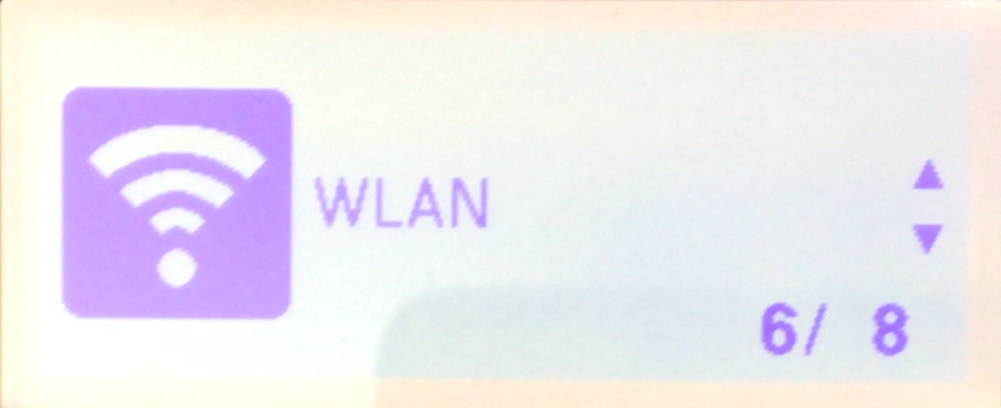 Pantalla LCD de impresora de etiquetas Brother TD-4550DNWB que muestra el menú WLAN.