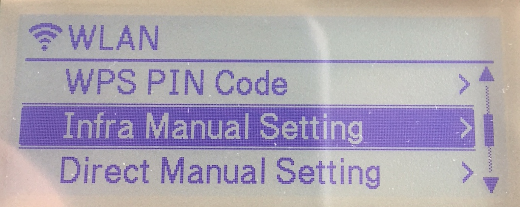 Pantalla LCD de impresora de etiquetas Brother QL-820NWB que muestra el menú del modo de red WLAN con la Configuración de Infraestructura Manual seleccionada.