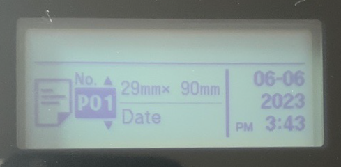 Écran LCD de l’imprimante d'étiquettes Brother QL-820NWBc affichant le menu Mode modèle et la taille des étiquettes.