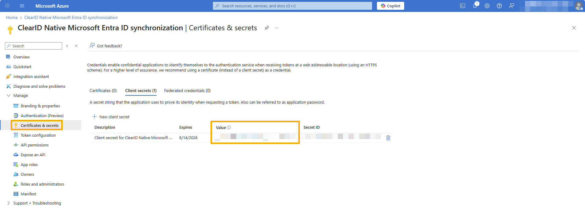 La página de Certificados y secretos del cliente de la aplicación empresarial en el portal web de Azure con el valor del secreto del cliente resaltado.