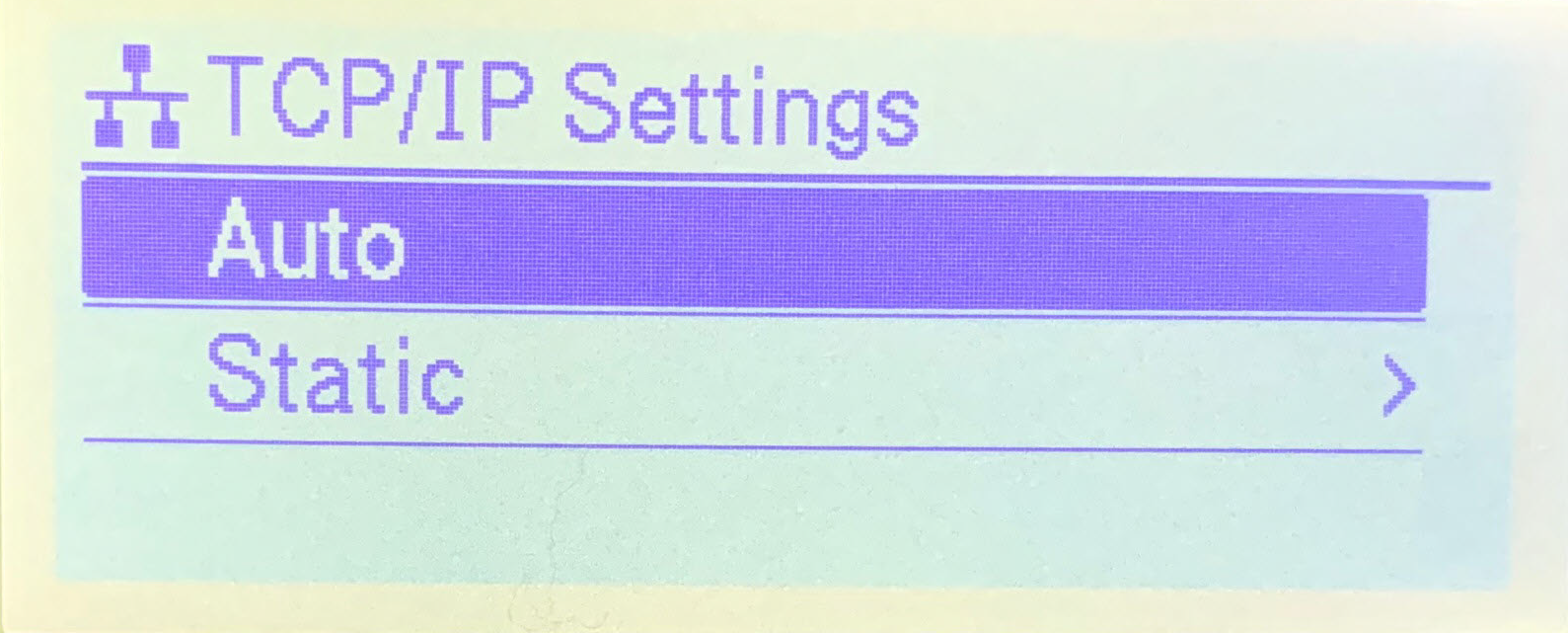 Menú de configuración en la pantalla LCD de Impresora de Etiquetas Brother TD-4550DNWB TCP/IP con la opción Auto seleccionada.