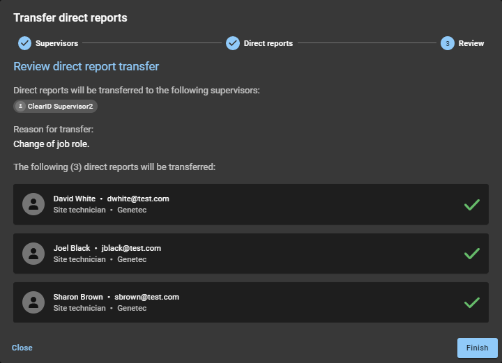 Cuadro de diálogo Transferir subordinados directos en ClearID, que muestra la sección Revisar con detalles confirmados sobre qué subordinados directos se están transfiriendo y a quién.