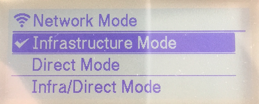 Écran LCD de l’imprimante d'étiquettes Brother QL-820NWB affichant le menu mode réseau WLAN réglé sur l’option Mode infrastructure.