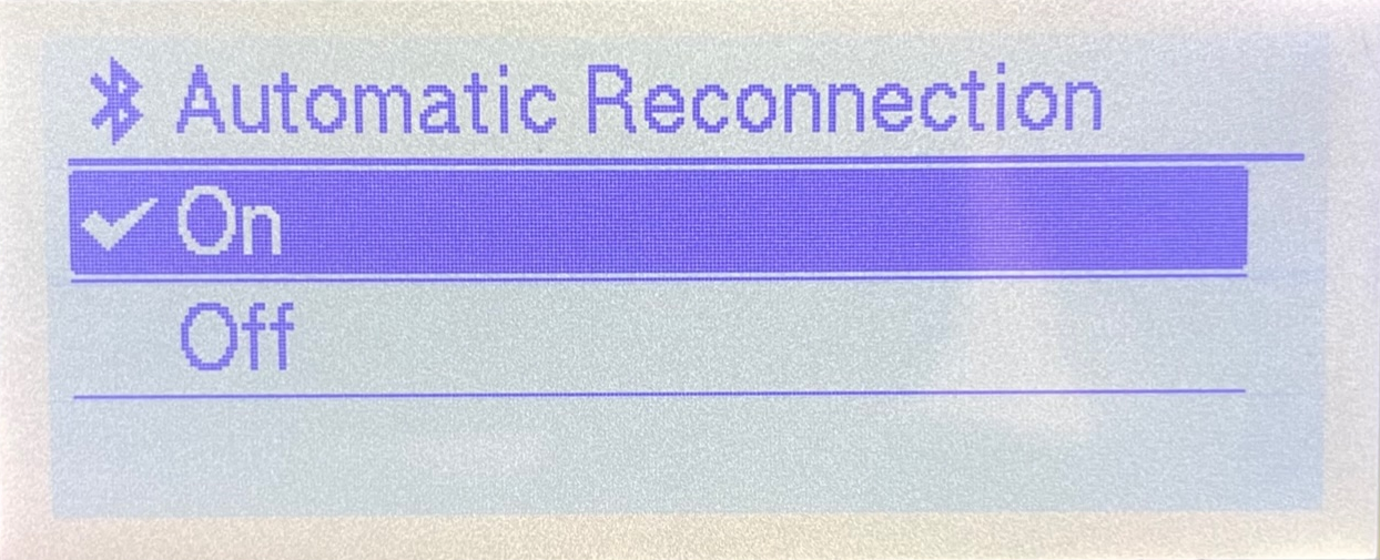 Écran LCD de l’imprimante d'étiquettes Brother TD-4550DNWB affichant le menu de reconnexion automatique Bluetooth avec la reconnexion automatique activée.