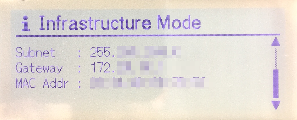 Écran LCD de l’imprimante d'étiquettes Brother QL-820NWB affichant le menu mode Infrastructure, dont les informations de sous-réseau, de passerelle et d'adresse MAC de la connexion.