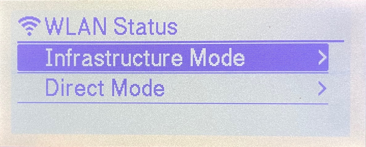 Écran LCD de l’imprimante d'étiquettes Brother TD-4550DNWB affichant le menu état du réseau WLAN réglé sur l’option Mode infrastructure.